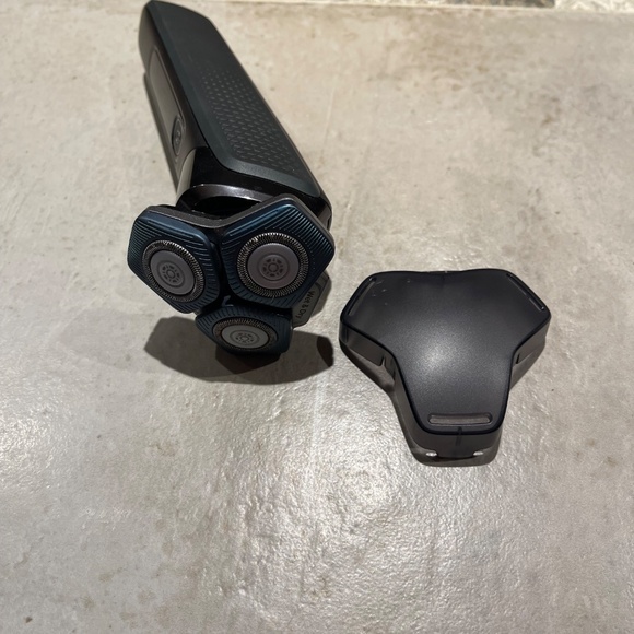 Philips Norelco Series 7000 Shaver - Picture 4 of 9